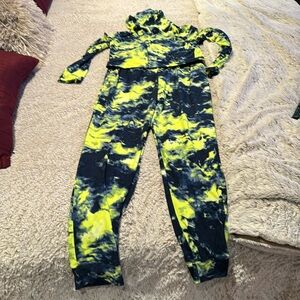 Adorable ladies size medium matching zip jacket with matching pants.